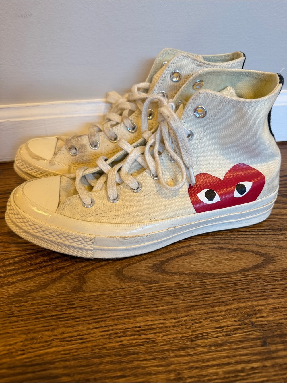 Converse Kids High-Top Sneakers in Cream with Red Heart Graphic Size 6